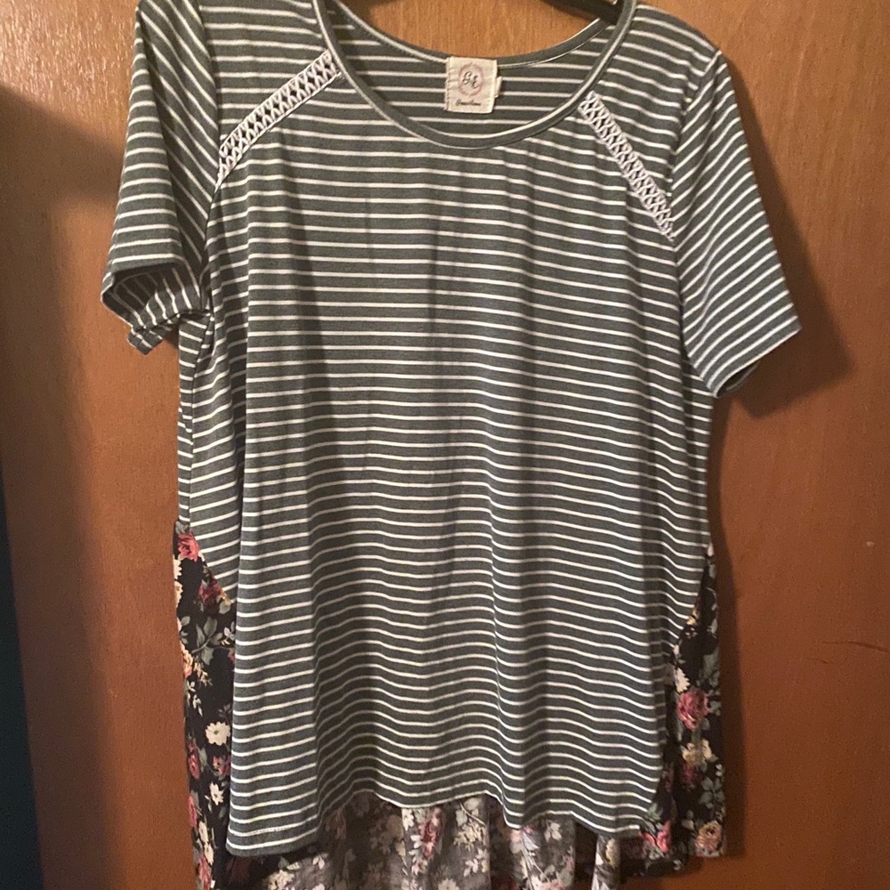 Cute cotton shirt short front long back!
